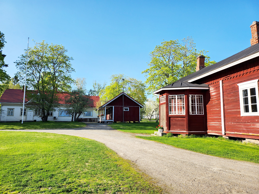 ali-marttilan juhlatila, punainen vanha puutalli, kesä, päätalo