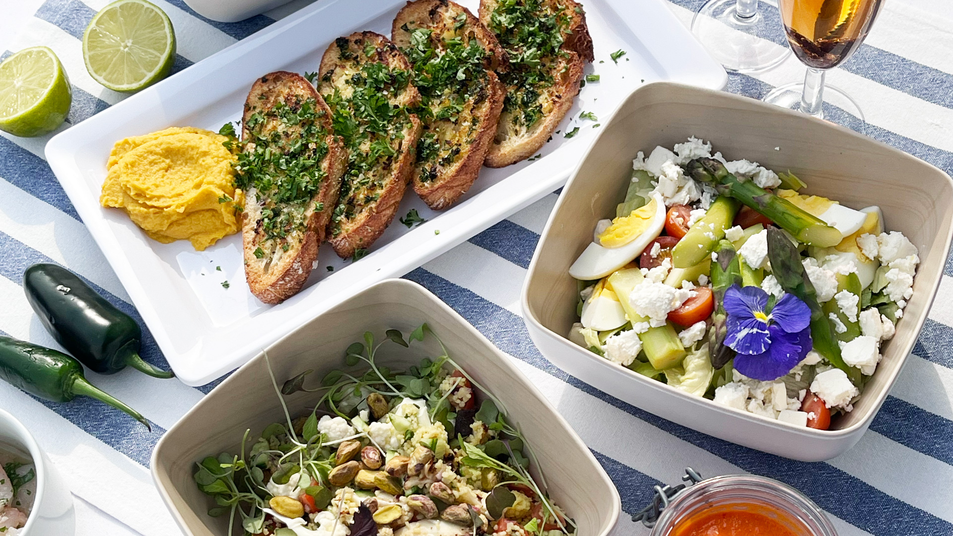 vappuherkkuja asteletuna pöydälle