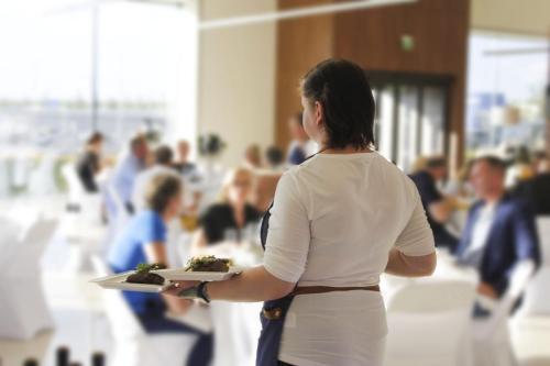 Pepper Catering pöytiintarjoilu Tampereen AutoCenter