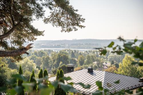 Tampereen Iidesjärvi Tilhentuvan pihalta kuvattuna, avaraa, talon katto